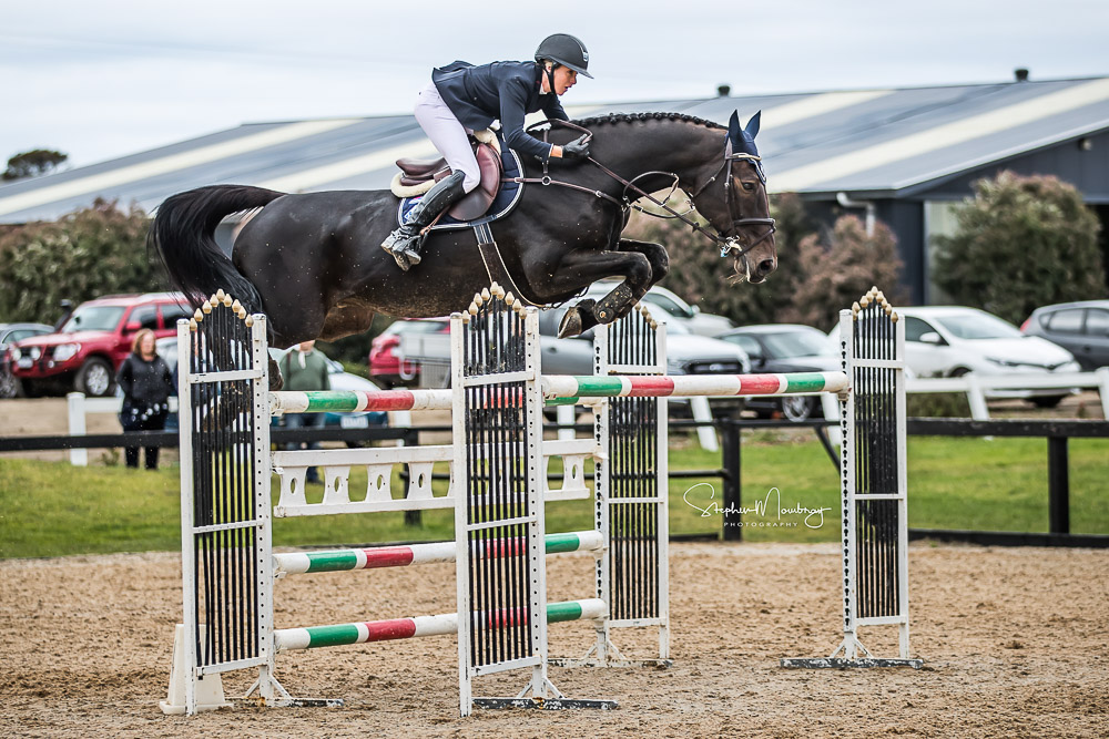 AJ920627-Olivia Hamood and 'Alan 111 Z' secure second place going doble clear in a time of 46.16 secs